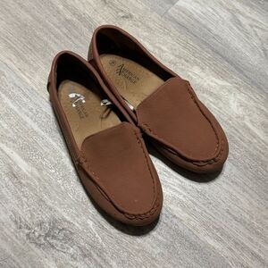 Boys size 7W handsome house shoes/slippers grip rubber bottom‎